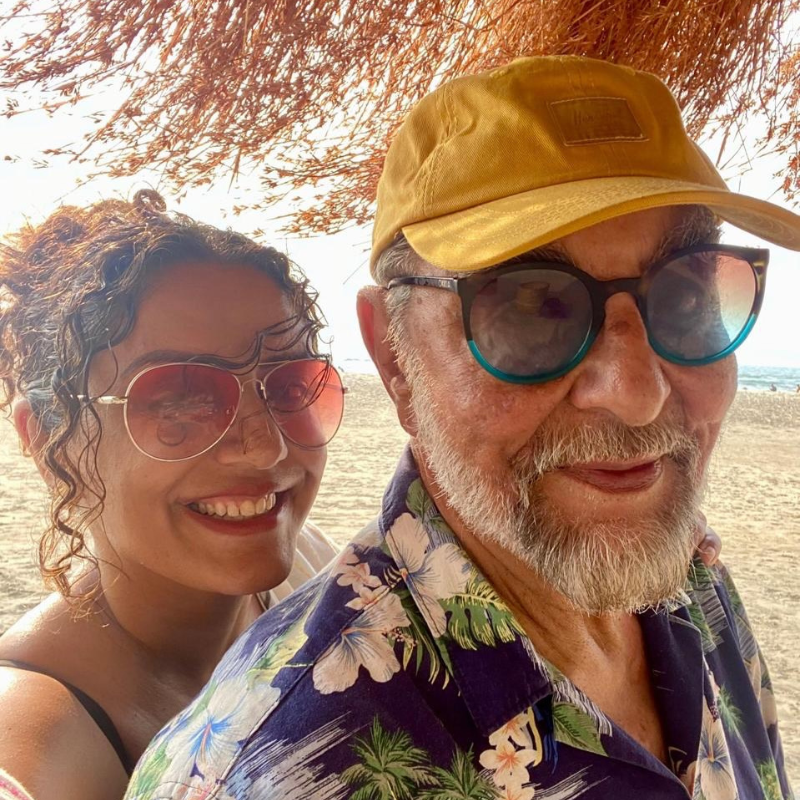 रोमांटिक अंदाज में दिखा कपल