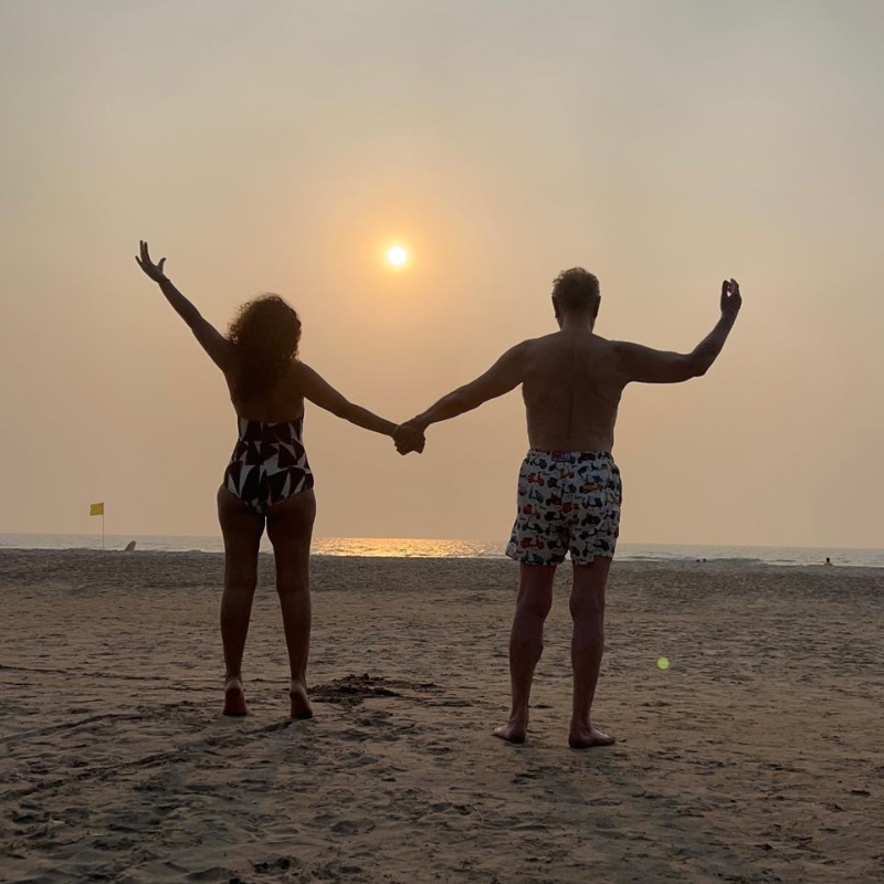 चौथी पत्नी के साथ नजर आए