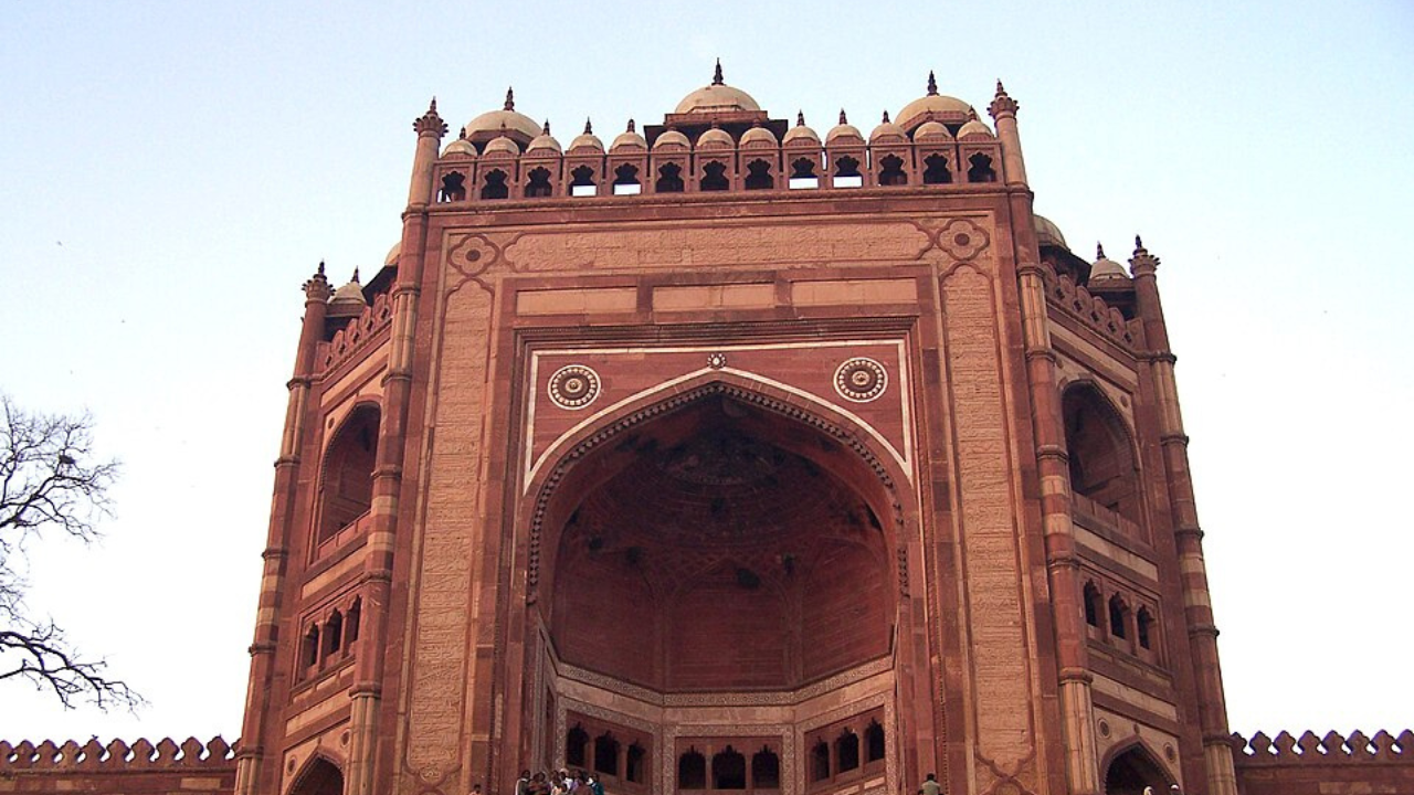 दीन-ए-इलाही धर्म को अपनाने वालों की संख्या काफी कम