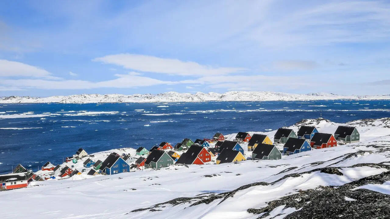बर्फ से ढकी जमीन का नाम ग्रीनलैंड