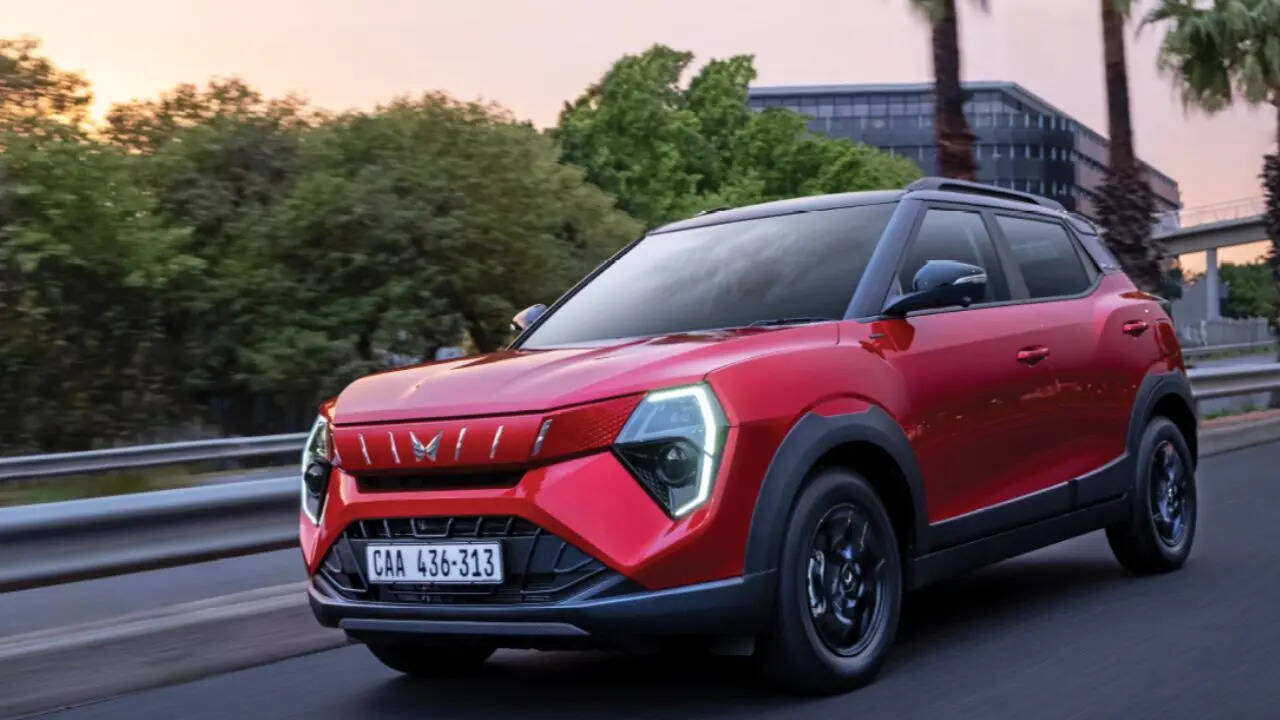 Mahindra XUV 3XO में 12लीटर टर्बो पेट्रोल इंजन दिया जाता है जो तीन सिलिंडर वाला टर्बोचार्ज्ड माइलेजओरिएंटेड यूनिट है। यह इंजन दो तरह के पेट्रोल वर्जन में उपलब्ध है एक TCMPFi टर्बो मल्टीपॉइंट फ्यूल इंजेक्शन और दूसरा TGDi टर्बो डायरेक्ट इंजेक्शन जिसमें TGDi वर्जन की पावर ज्यादा होती है। इस सब4मीटर सबकॉम्पैक्ट एसयूवी की कीमत 728 लाख रुपए-1440 लाख रुपए पड़ती है।