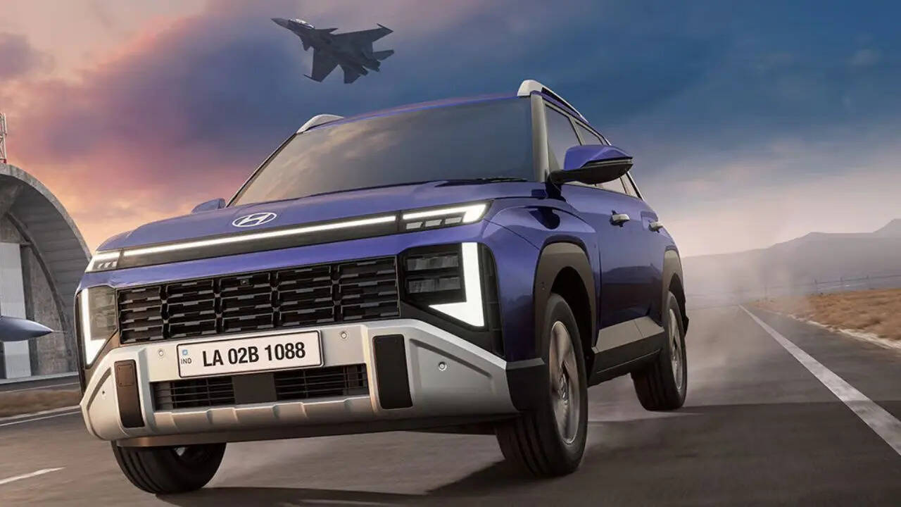 Hyundai Venue में टर्बो पेट्रोल इंजन 10लीटर टर्बो GDi Gasoline Direct Injection यूनिट मिलता है। यह इंजन छोटी साइज में भी बेहतर पावर और टॉर्क प्रदान करता है जिससे ड्राइविंग अनुभव अधिक रेस्पॉन्सिव और मजेदार होता है। इस कार की कीमत 790 लाख रुपए - 1569 लाख रुपए है।