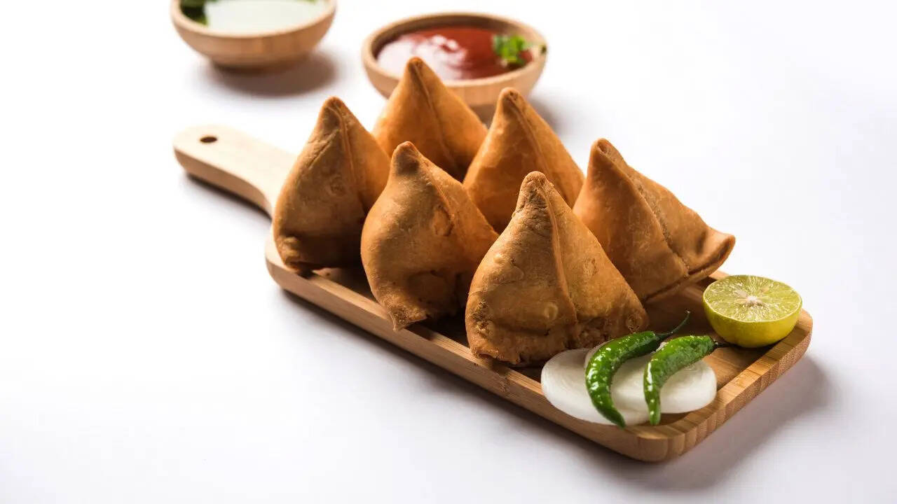 ​​​​​​आलू के अलावा मिलते हैं ये समोसे भी​​​​