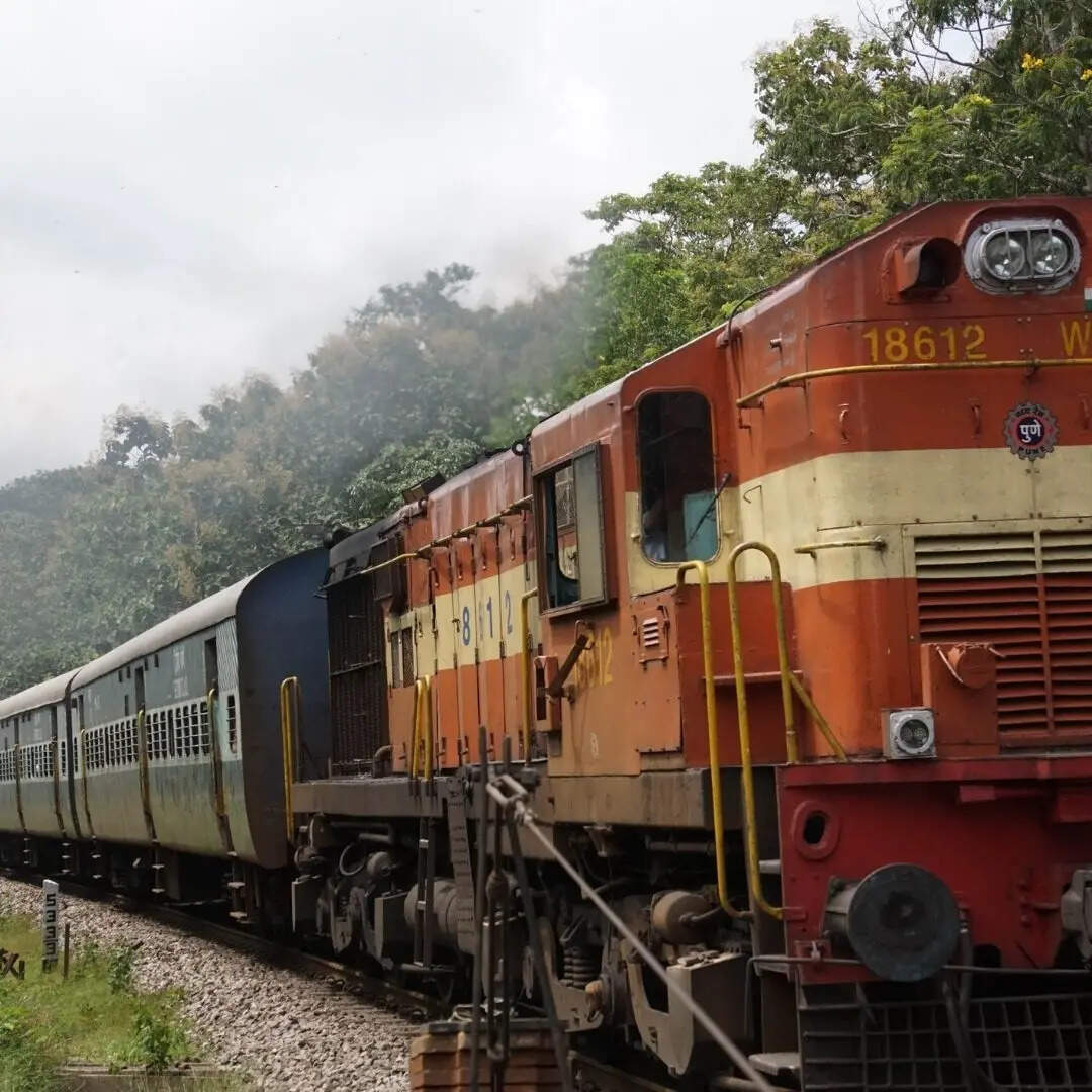 ​कई बार हम यात्रियों की डीटेल भरने में ही पूरा समय गंवा देते हैं, लेकिन एक ट्रिक है जिसकी मदद से आप कंफर्म तत्काल टिकट आसानी से बुक कर सकते हैं। यह ट्रिक कंफर्म तत्काल टिकट की गारंटी तो नहीं देता है लेकिन काफी हद तक टिकट मिलने की संभावना बढ़ जाती है। आइए जानते हैं...