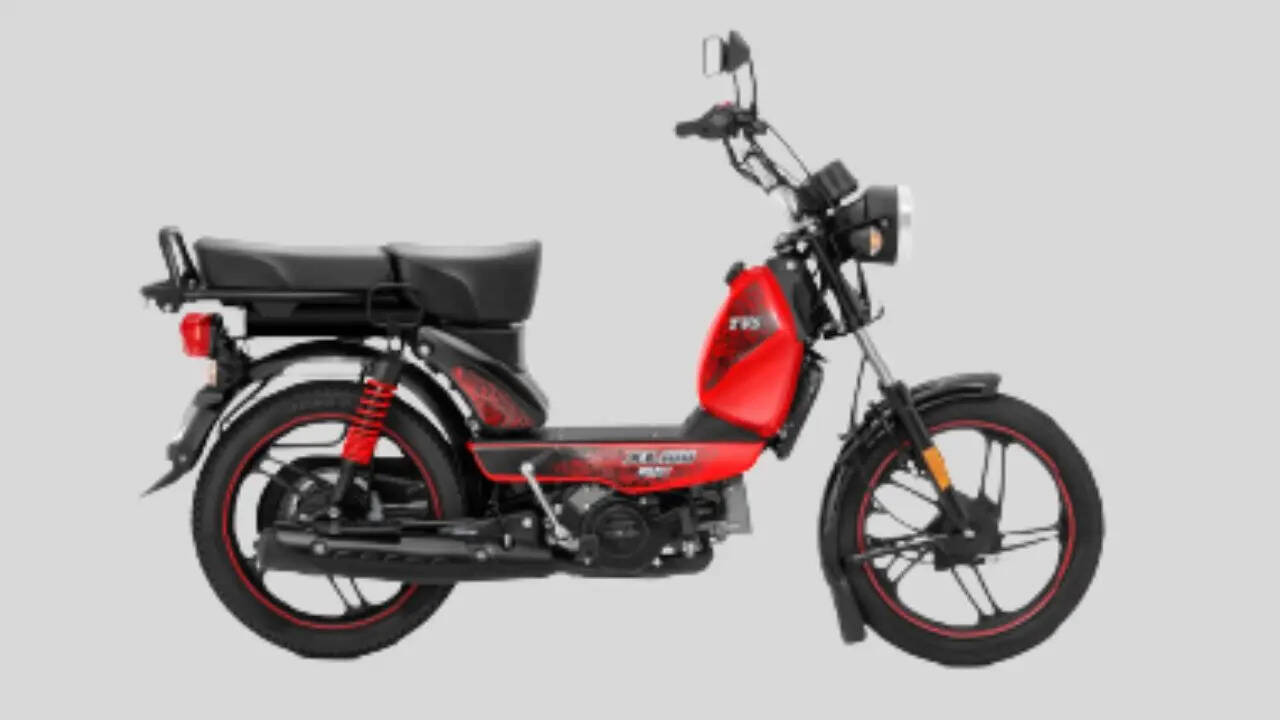 सबसे कम वजन के मामले में TVS XL100 Heavy Duty का नाम लिस्ट में पहले नंबर पर आता है। टीवीएस की यह बाइक 88 kg Kerb weight के साथ आती है। यह बाइक कम्यूटर और छोटे कामों के लिए काफी पसंद की जाती है।