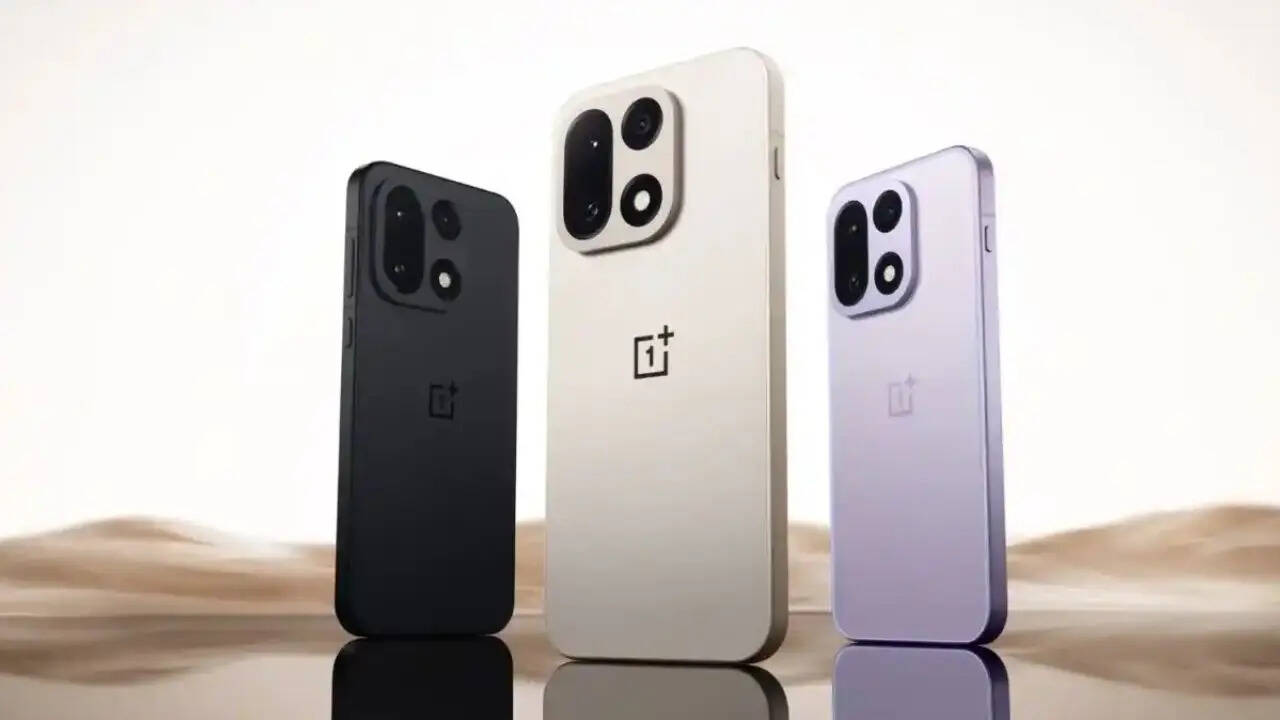 OnePlus 15 में कंपनी ने एल्यूमिनियम फ्रेम के साथ ग्लास पैनल दिया है। इस स्मार्टफोन में आपको IP68 रेटिंग दी गई है जिससे यह फोन पानी में गिरने पर भी पूरी तरह से सेफ रहेगा। स्मार्टफोन में आपको 678 इंच की एमोलेड डिस्प्ले मिलती है।  जिसमें आपको 165Hz PWM Dolby Vision HDR10 HDR Vivid और 1800 निट्स तक की पीक ब्राइटनेस मिलती है।