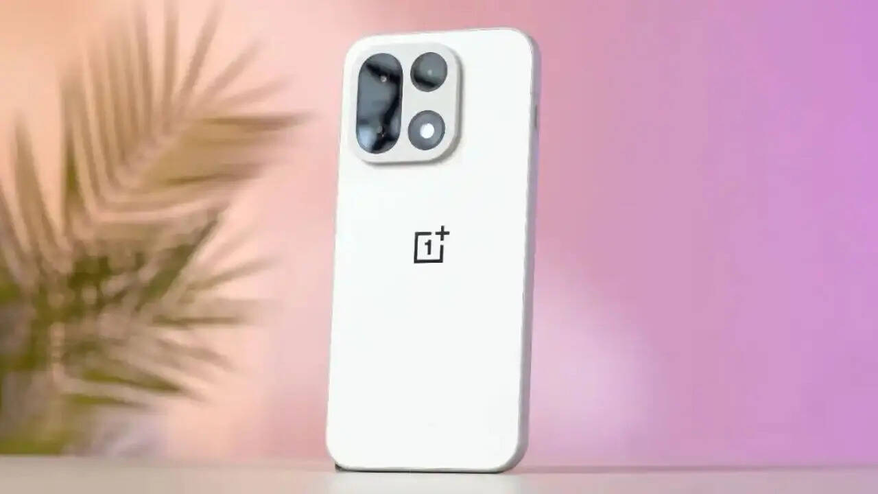 इस स्मार्टफोन में मिलने वाले एक्सचेंज ऑफर की बात करें तो इसमें अमेजन ग्राहकों को 42000 रुपये तक का एक्सचेंज ऑफर दे रही है। मतलब आप इस ऑफर में 30 हजार रुपये की बचत भी कर लेते हैं तो आप OnePlus 15 को सिर्फ 42999 रुपये में खरीदकर घर ले जा पाएंगे। हालांकि आपको इस बात का ध्यान रखना होगा कि एक्सचेंज वैल्यू पुराने फोन की वर्किंग और फिजिकल कंडीशन पर निर्भर करेगी।