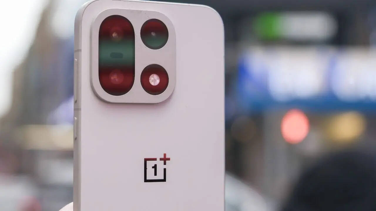 अमेजन ग्राहकों को OnePlus 15 की खरीदारी पर एसबीआई क्रेडिट कार्ड पर 1000 रुपये का इंस्टेंट डिस्काउंट दे रही है। इसके अलावा कंपनी ग्राहकों को 2189 रुपये तक का कैशबैक ऑफर भी दे रही है। इसके अलावा अगर आपका बजट कम है तो आ इसे 3487 रुपये की मंथली ईएमआई पर खरीदकर घर ले जा सकते हैं। 