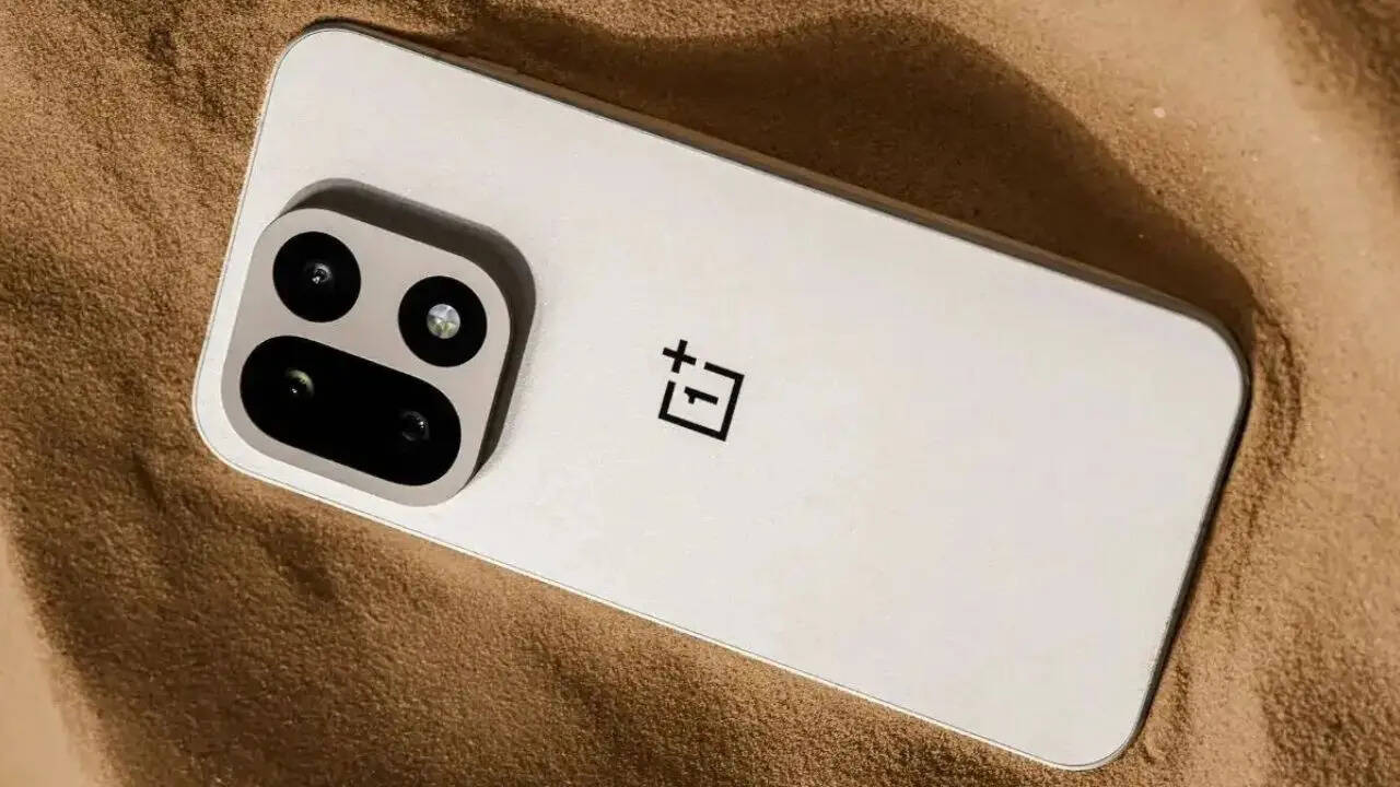 Great Republic Day Sale 2026 में अमेजन ने इस समय Apple Google Samsung Oneplus और Realme के स्मार्टफोन्स की कीमत में बड़ी कटौती कर दी है। अमेजन ने ग्राहकों के लिए OnePlus 15 की कीमत में एक बार फिर से बड़ी छूट दे दी है।