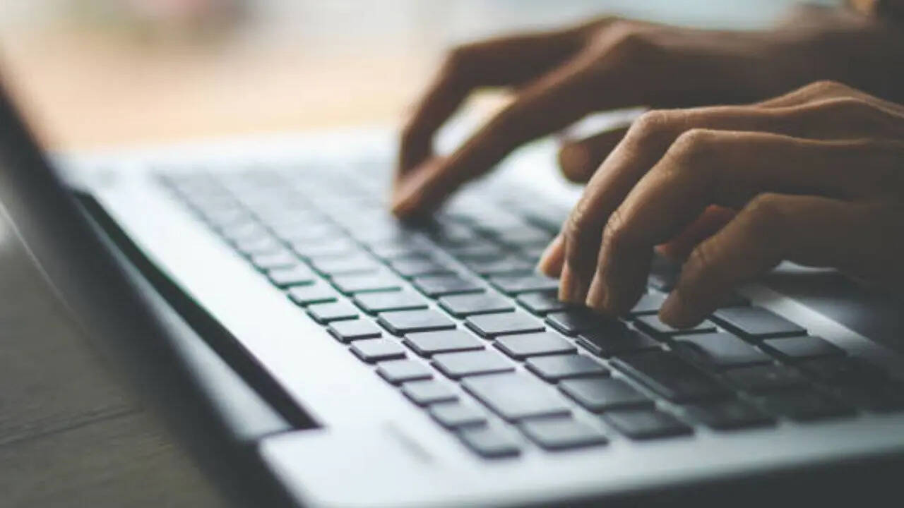 strongPirated Movies Content strongगूगल या किसी भी दूसरे सर्च इंजन पर पाइरेटेड फिल्में खोजना गलत है। ऐसा करने से आप कानूनी परेशानी में पड़ सकते हैं। भारत में पाइरेटेड फिल्मों को लेकर कड़े कानून हैं। अगर कोई ऐसा करता है तो उसे सजा और जुर्माना दोनों हो सकते हैं।