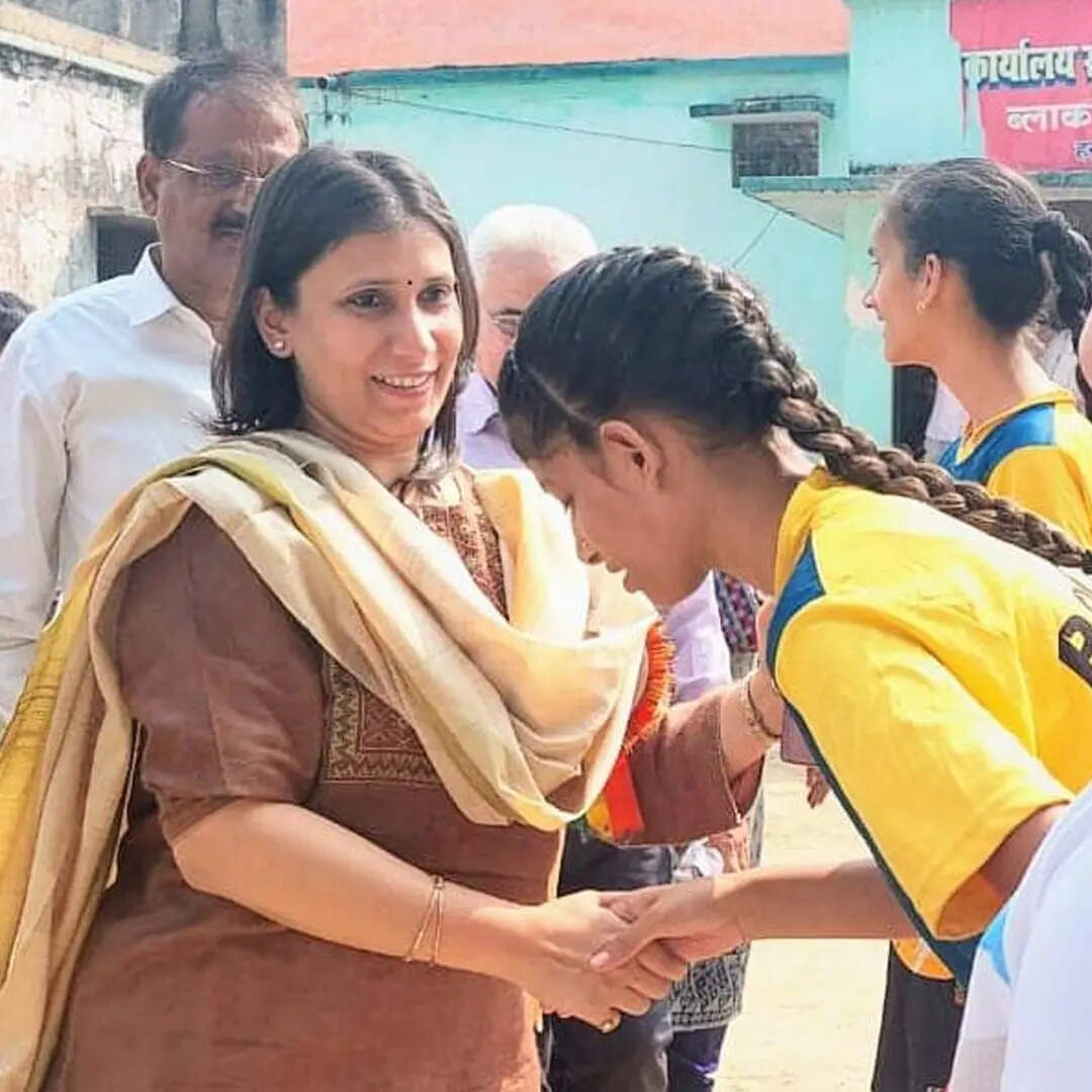वापस आकर सिविल सेवा की राह