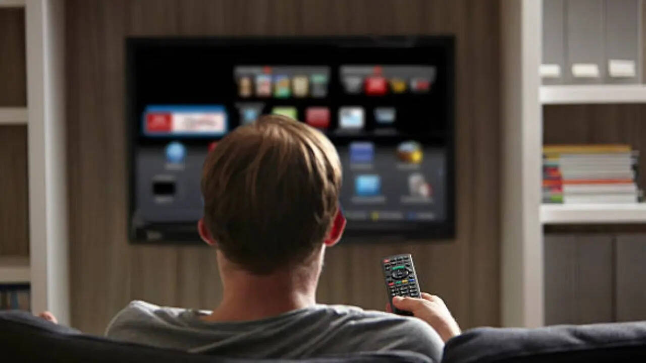 <strong>TOSHIBA 40 Inch Smart TV:</strong> तोशीबा स्मार्ट टीवी के सेगमेंट में एक पॉपुलर नाम है। अगर आप 40 इंच स्मार्ट टीवी को सस्ते में खरीदना चाहते हैं तो इसकी तरफ जा सकते हैं। फ्लिपकार्ट में इसकी कीमत 29,999 रुपये है लेकिन अभी इस पर 46% का फ्लैट डिस्काउंट दिया जा रहा है। अभी आप इसे सिर्फ 15,999 रुपये में खरीद सकते हैं। कंपनी ग्राहकों को 1900 रुपये का एक्सचेंज ऑफर भी दे रही है।