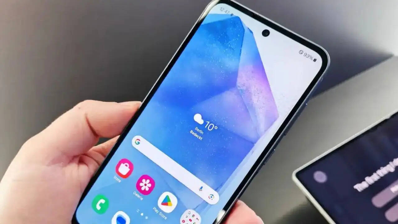 अमेजन ने साल की पहली बड़ी सेल में Samsung Galaxy A55 5G की कीमत में बड़ी कटौती कर दी है। पावरफुल चिपसेट, शानदार ट्रिपल कैमरा से लैस इस स्मार्टफोन को अभी आप इसकी रियल प्राइस से आधे से भी कम कीमत में खरीदकर खर ले जा सकते हैं।