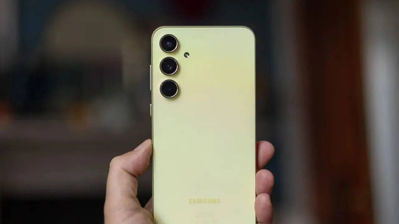 सैमसंग ने अपने इस स्मार्टफोन में परफॉर्मेंस के लिए Exynos 1480 चिपसेट दिया है। इसके साथ ही इसमें आपको 12GB तक की रैम और 256GB तक की स्टोरेज मिलती है। स्मार्टफोन में ट्रिपल कैमरा का सेटअप मिलता है जिसमें 50+12+5 मेगापिक्सल का सेंसर मिलता है। सेल्फी और वीडियो कॉलिंग के लिए इसमें आपको 32 मेगापिक्सल का सेंसर मिलता है।