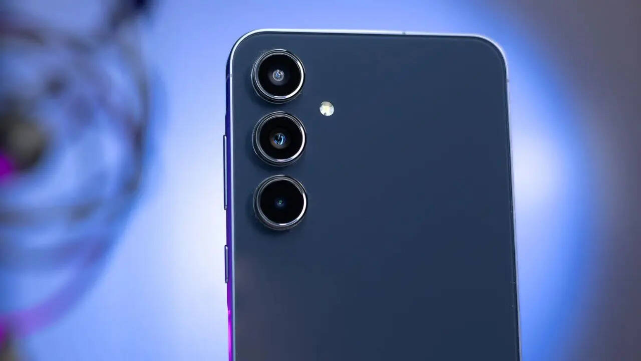 Samsung Galaxy A55 5G को अमेजन में 42,999 रुपये की कीमत में लिस्ट किया गया है। हालांकि आप अभी इसे डिस्काउंट के साथ बेहद कम कीमत में खरीद सकते हैं। अमेजन इस स्मार्टफोन पर फ्लैट 44% का डिस्काउंट ऑफर दे रहा है। इस ऑफर के बाद अब इसकी कीमत सिर्फ 23,998 रुपये रह गई है। 