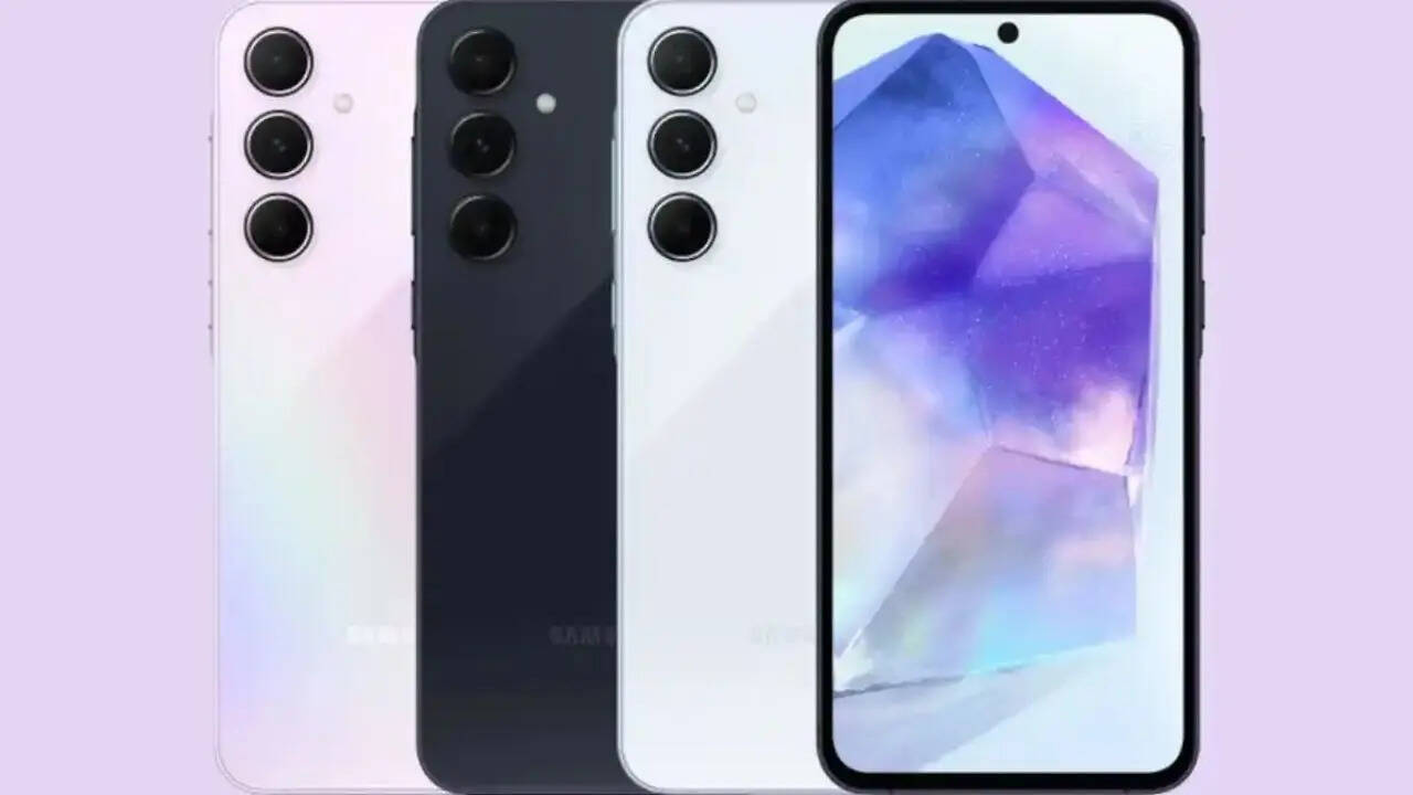 Samsung Galaxy A55 5G एल्यूमिनियम फ्रेम के साथ ग्लास बैक पैनल मिलता है। पानी से स्मार्टफोन को सेफ रखने के लिए इसमें आपको IP67 का फीच मिलता है। इसमें आपको 6.6 इंच का सुपर एमोलेड डिस्प्ले मिलता है जिसमें आपको 120Hz का रिफ्रेश रेट दिया गया है। डिस्प्ले की प्रोटेक्शन के लिए इसमें आपको कॉर्निंग गोरिल्ला ग्लास विक्टस प्लस की प्रोटेक्शन मिलती है।