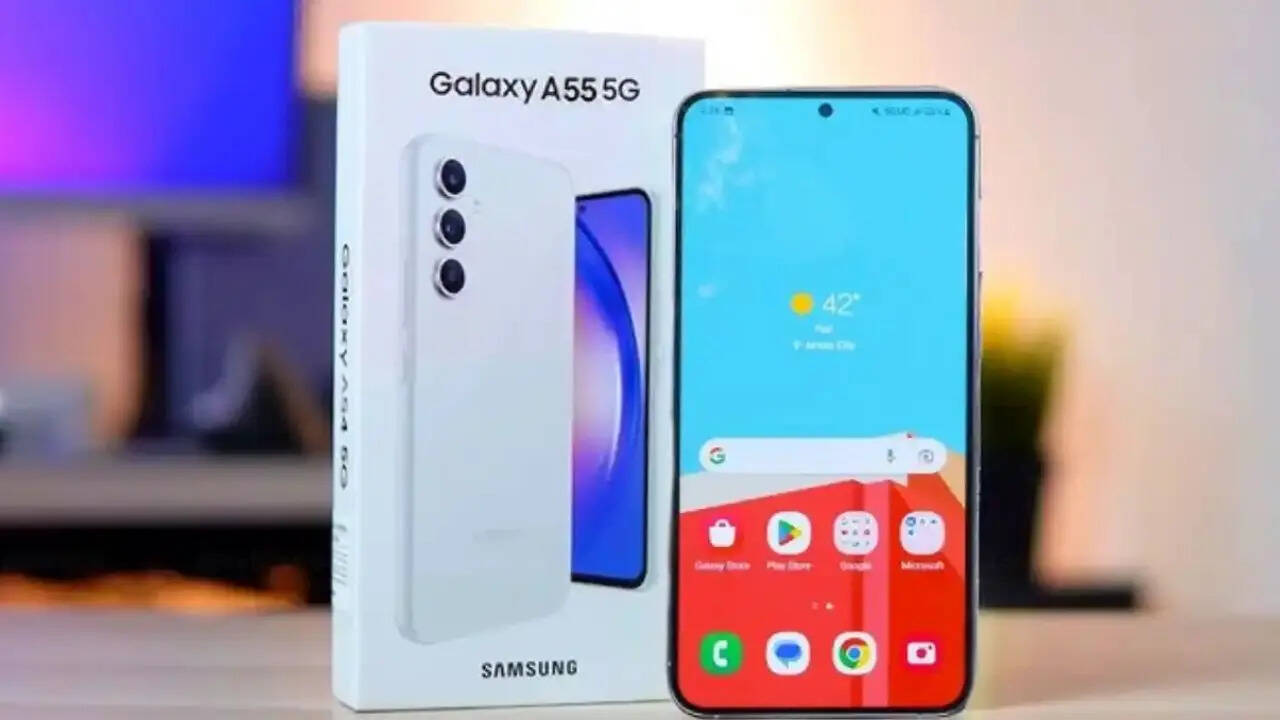अब बात करते हैं Samsung Galaxy A55 5G पर मिलने वाले एक्सचेंज ऑफर की। इसमें आप हजारों रुपये की सीधी बचत कर पाएंगे। अमेजन ग्राहकों को इस स्मार्टफोन की खरीदारी पर 22,650 रुपये तक का एक्सचेंज ऑफर दे रहा है। अगर आप इस ऑफर में 10 हजार रुपये की एक्स्ट्रा सेविंग भी कर लेते हैं तो आपको सैमसंग का यह प्रीमियम स्मार्टफोन सिर्फ 13,998 रुपये में मिल जाएगा। हालांकि एक्सचेंज वैल्यू आपके पुराने स्मार्टफोन की वर्किंग और फिजिकल कंडीशन पर निरभर करेगी। 