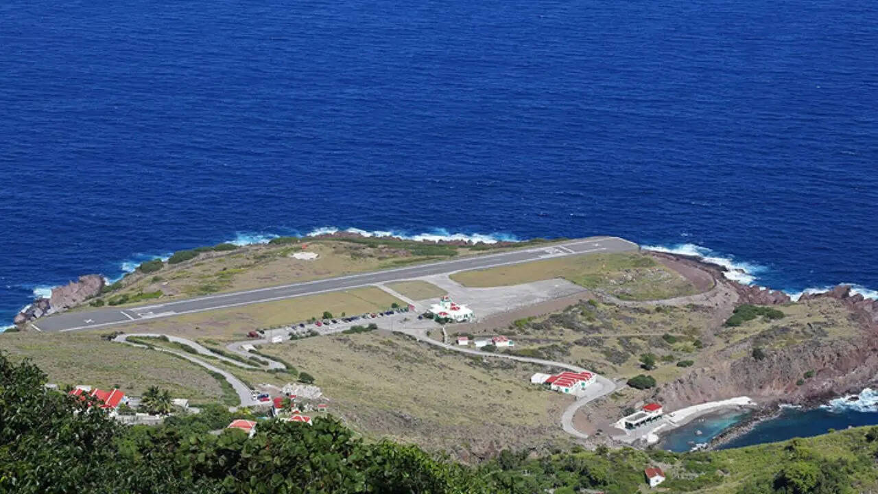 जुआनचो ई. यारूस्किन हवाई अड्डा कब शुरू हुआ?