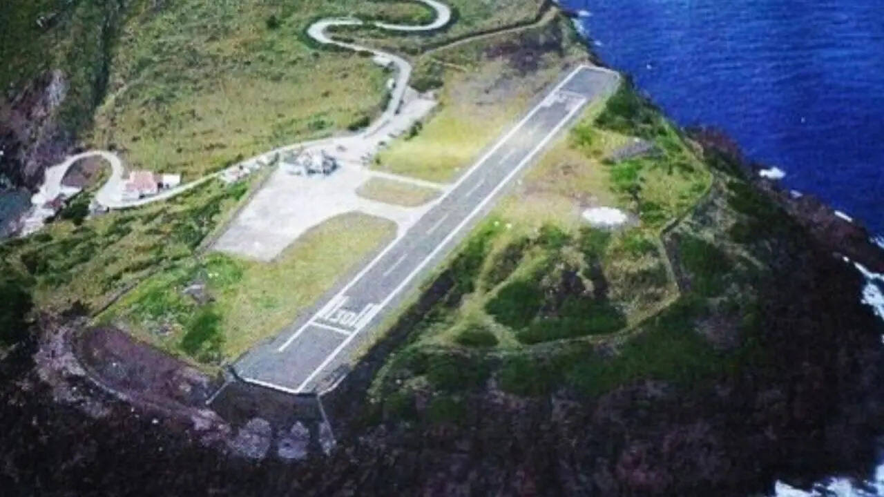 कितना बड़ा है जुआनचो ई. यारूस्किन हवाई अड्डा का रनवे?