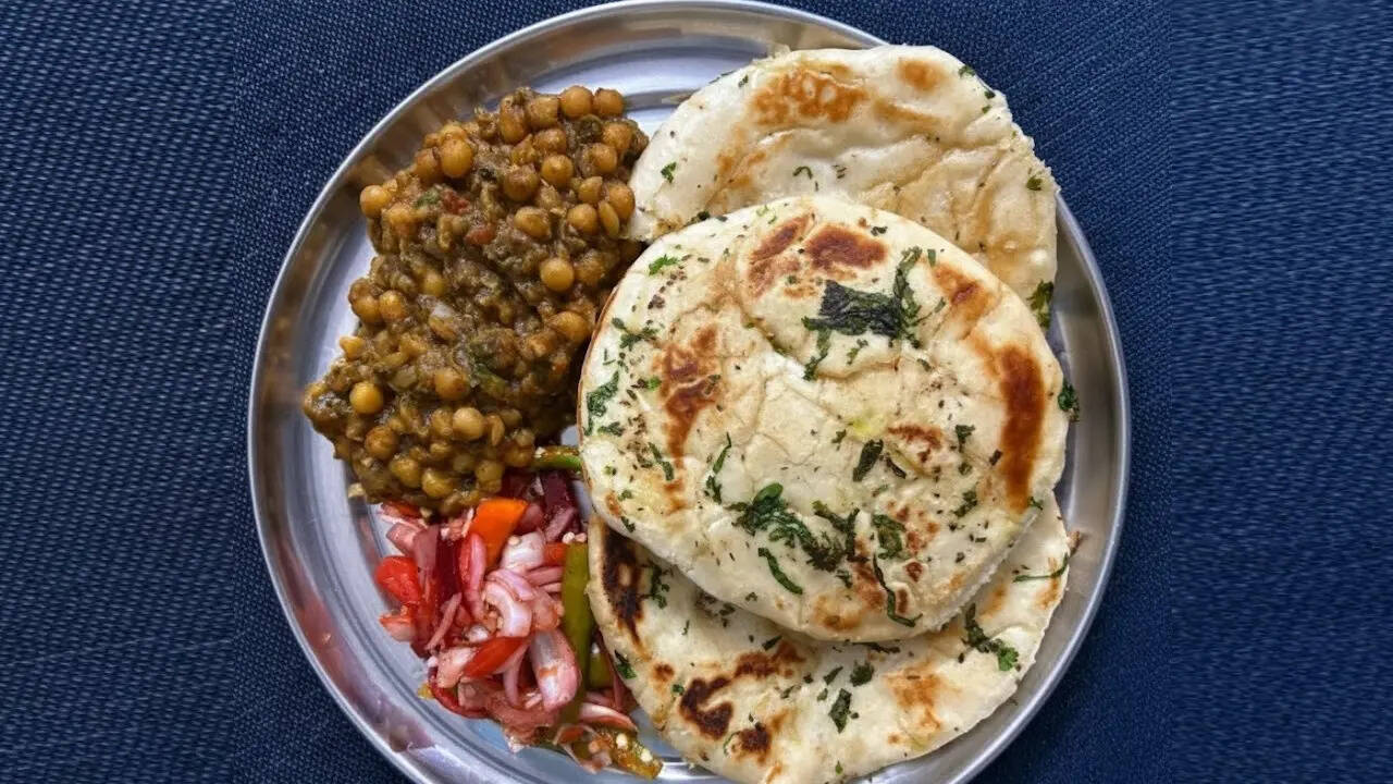 पटना में लिट्टी के स्वाद के साथ ही दिल्ली दिल्ली के मशहूर छोले कुल्चे भी मिल जाते हैं