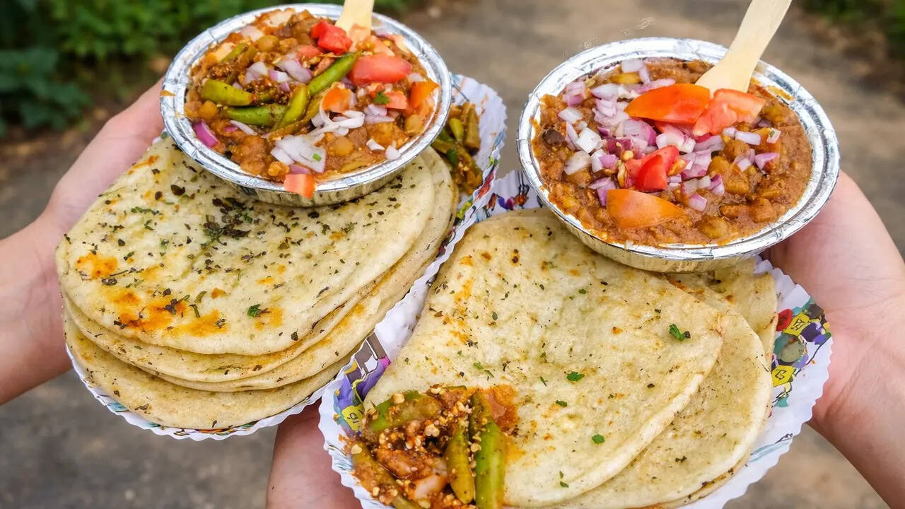 नोएडा में तो आपको दिल्ली के मशहूर छोले कुल्चे कई जगहों पर मिल जाएंगे