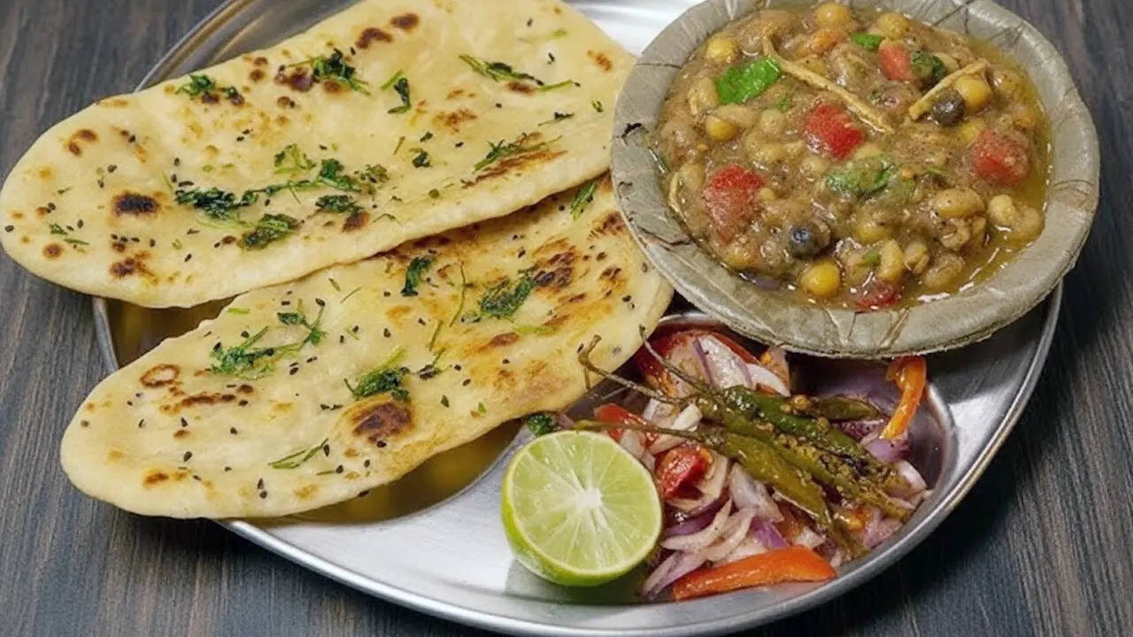 इंदौर में खाने का अपना लुत्फ है, लेकिन यहां भी दिल्ली के मशहूर छोले कुल्चे मिल जाएंगे