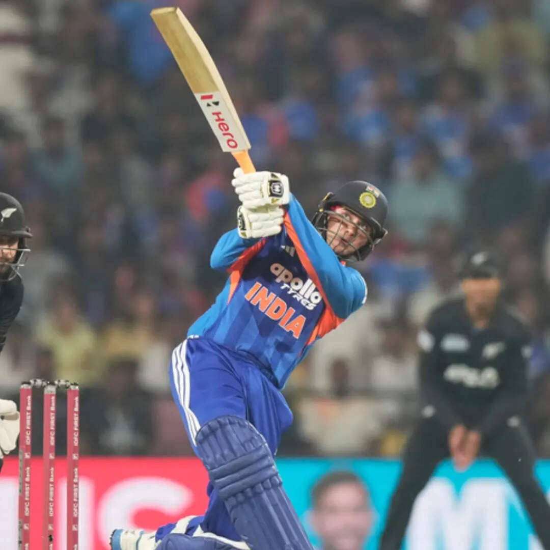 ​छक्कों के शतक के पहुंचे करीब