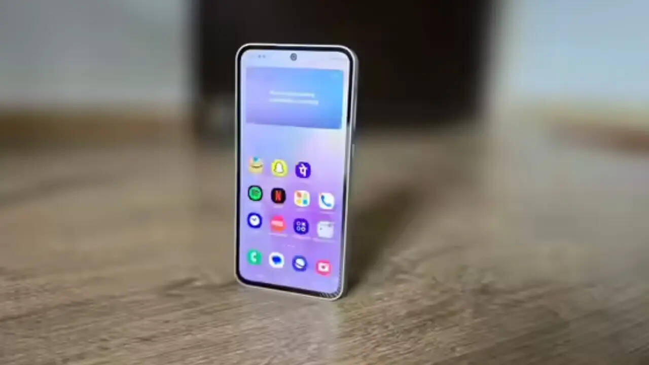 Samsung Galaxy A35 में मिलने वाले फीचर्स की बात करें तो इसमें आपको प्लास्टिक फ्रेम के साथ ग्लास बैक पैनल दिया गया है। इसमें आपको 66 इंच की सुपर एमोलेड डिस्प्ले दी गई है जिसमें 120Hz का रिफ्रेश रेट मिलता है। प्रोटेक्शन के लिए डिस्प्ले में Corning Gorilla Glass Victus दिया गया है।