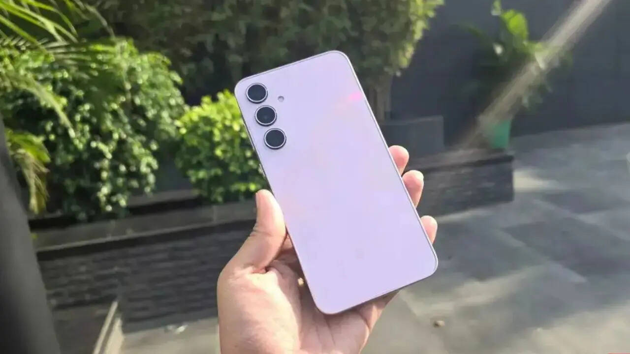 ई-कॉमर्स वेबसाइट फ्लिपकार्ट में Samsung Galaxy A35 को 33999 रुपये की कीमत में लिस्ट किया गया है। यह कीमत स्मार्टफोन के 8GB रैम और 128GB स्टोरेज वेरिएंट की है। हालांकि आप इसे अभी 44 के मैसिव प्राइस कट के साथ खरीदकर घर ले जा सकते हैं।