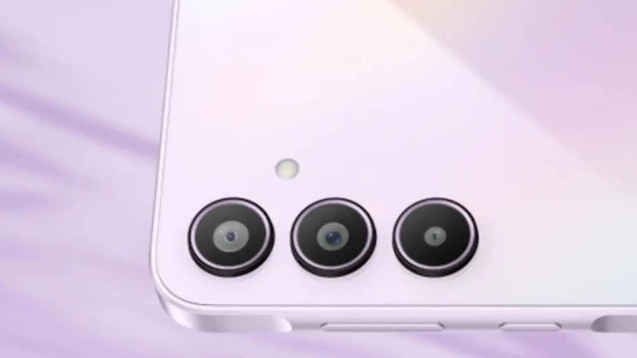 Samsung Galaxy A35 में कंपनी ग्राहकों को फ्लैट डिस्काउंट के साथ साथ दूसरे कई सारे ऑफर्स भी दे रहा है। अगर आप अपना पुराना स्मार्टफोन एक्सचेंज कराते हैं तो फ्लैट डिस्काउंट ऑफर से भी ज्यादा बचत कर पाएंगे।