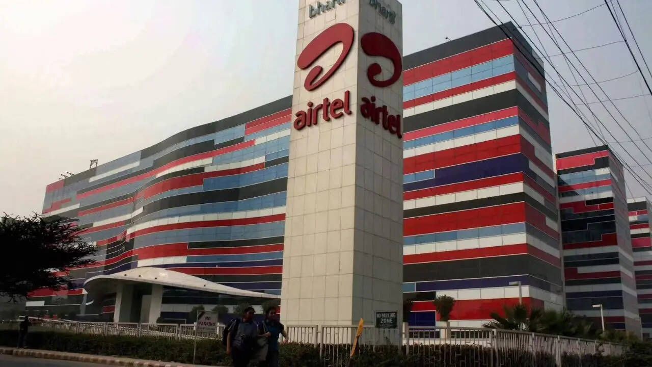 ​अगर आप चाहते हैं कि घर में रिचार्ज में पैसा कम खर्च हो तो आप एयरटेल का पोस्टपेड प्लान ले सकते हैं। एयरटेल के पास ऐसे पोस्डपेड प्लान्स भी हैं जिसमें एक यूजर्स के साथ साथ उसके पार्टनर को भी सभी मोबाइल सर्विस फ्री में मिलती हैं। आइए आपको एयरटेल के ऐसे प्लान के बारे में बताते हैं जिसमें एक बिल में दो लोग मजे से बात कर सकते हैं और साथ में डेटा भी यूज कर पाएंगे।