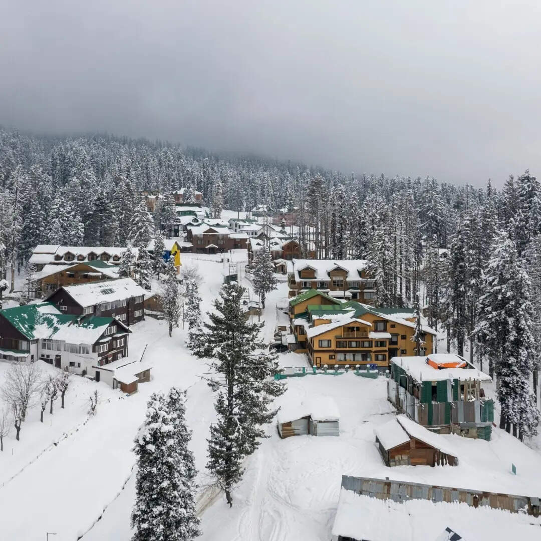 ​बर्फ की चादर से ढके पहाड़​