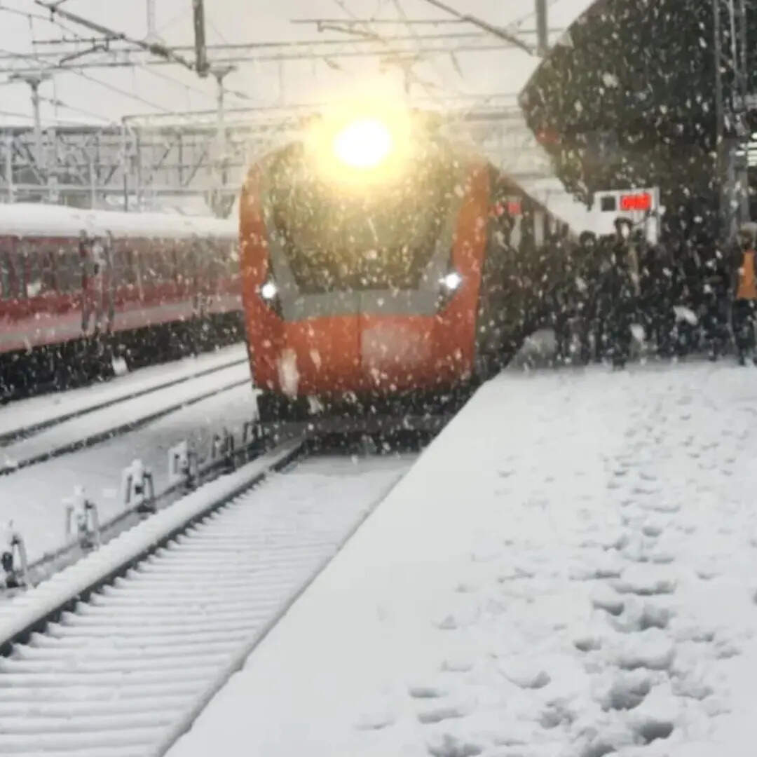 ​बर्फ से ढके रेलवे ट्रैक​