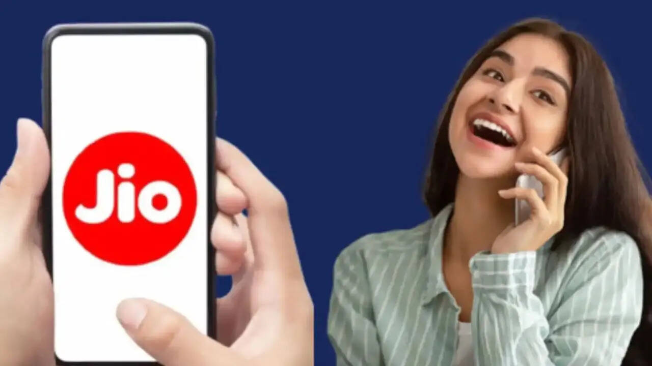 आपको बता दें कि जियो की तरफ से कुछ दिन पहली अपनी लिस्ट 450 रुपये का एक सस्ता और किफायती रिचार्ज प्लान लॉन्च किया गया है। इस रिचार्ज प्लान में कंपनी ने अपने ग्राहकों को 36 दिनों की लंबी वैलिडिटी ऑफर कर रही है।