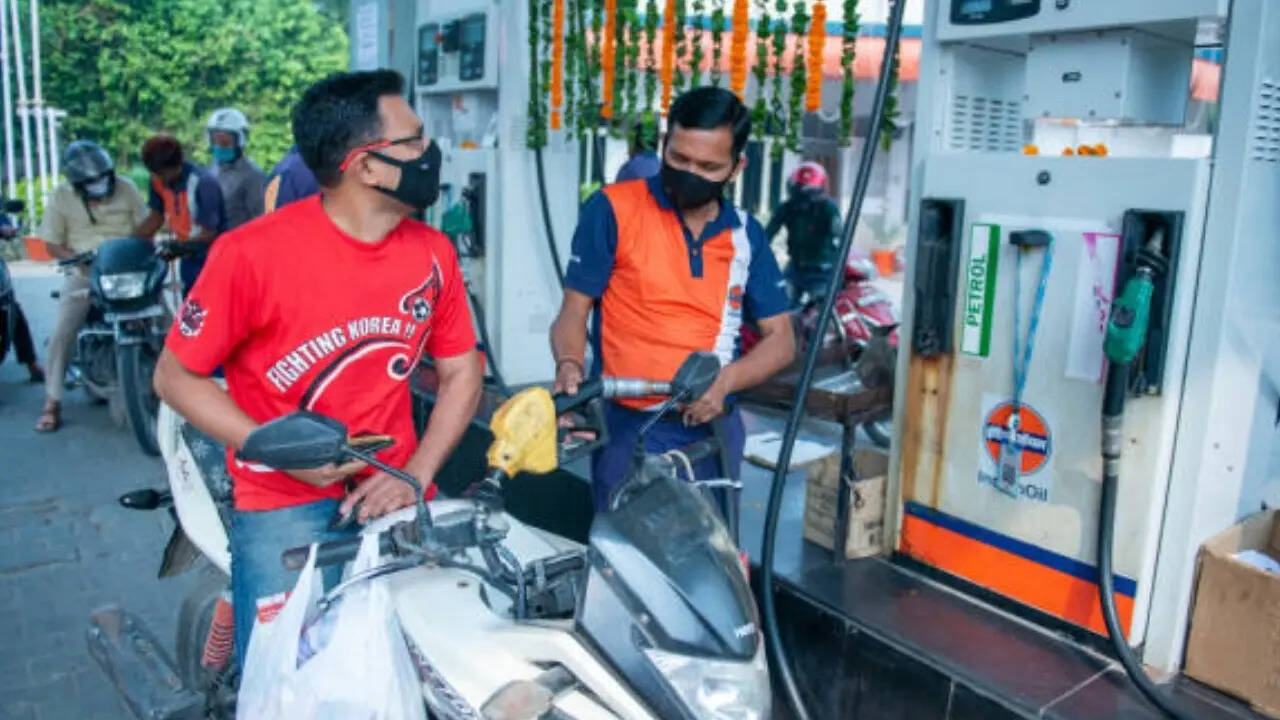 पेट्रोल पंप पर ज्यादातर ठगी आपकी सिर्फ एक सेकंड की लापरवाही की वजह से होती है। मीटर पर नजर रखना ध्यान भटकने न देना और सही तरीके से पेट्रोल भरवानाये तीन चीजें सबसे बड़े बचाव हैं। थोड़ी सी सावधानी आपको हर बार नुकसान से बचा सकती है।