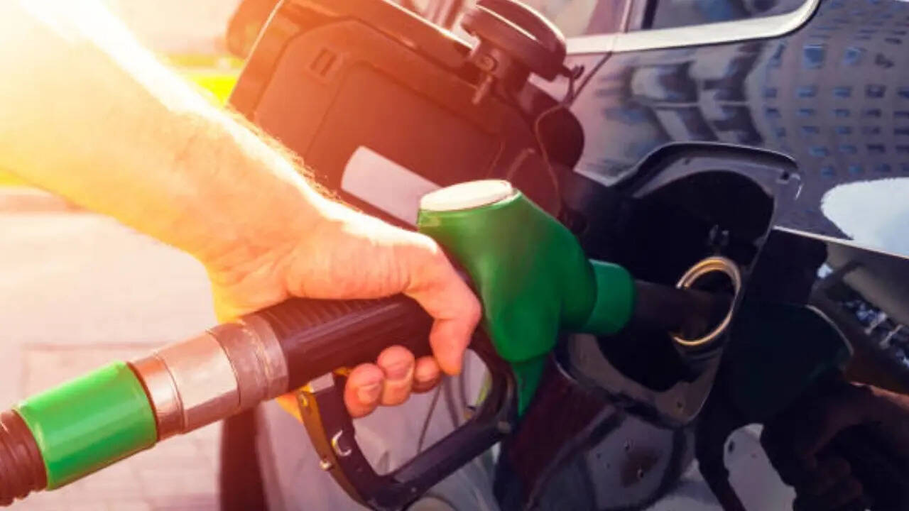 अगर कभी भी लगे कि पेट्रोल कम डाला गया है तो तुरंत मात्रा जांचने की मांग करें। हर पेट्रोल पंप पर नापने वाला जार होता है। इसके अलावा कोशिश करें कि हमेशा पहचाने हुए और भरोसेमंद पेट्रोल पंप से ही पेट्रोल या डीजल भरवाएं। बार-बार पेट्रोल पंप बदलने से ठगी का खतरा बढ़ जाता है।