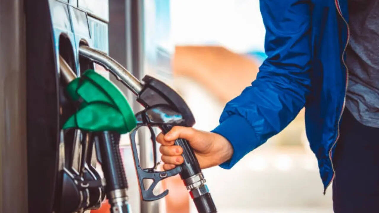 कई बार कर्मचारी जानबूझकर ऐसी जगह खड़ा हो जाता है जहां से मीटर ठीक से दिखाई नहीं देता। यही वह समय होता है जब गड़बड़ी की जाती है। ऐसी स्थिति में गाड़ी से उतरकर खुद मशीन के पास खड़े हो जाएं। अक्सर आपकी मौजूदगी ही गलत इरादों को रोकने के लिए काफी होती है।