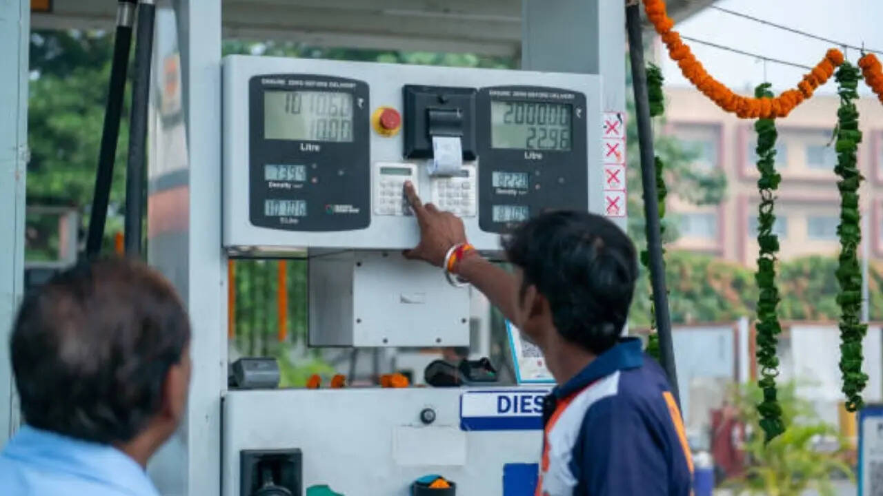 पेट्रोल भरते समय नोजल कैसे दबाया जा रहा है यह भी जरूरी होता है। अधिकांश लोग इस पर ध्यान नहीं देते। अगर कर्मचारी बार-बार नोजल का ट्रिगर छोड़ता और दबाता है तो पाइप में हवा जा सकती है। इससे टैंक में पेट्रोल या डीजल कम पहुंचता है। इस तरह की गड़बड़ी से बचने के लिए नोजल लॉक करके एक साथ पूरा पेट्रोल भरवाएं।