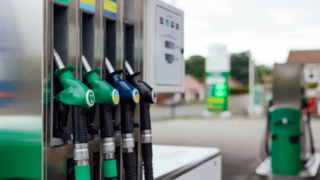 पेट्रोल पंप पर ध्यान भटकाना ठगी का सबसे पुराना तरीका है। ऐसे तरीके में पंप के कर्मचारी आपसे बात करके गाड़ी के टायर या फिर शीशे को लेकर कुछ बात करेगा। वह आपका ध्यान भटकाने की कोशिश करेगा और इसी दौरान गड़बड़ी हो जाती है। इसलिए बातों में उलझने के बजाय अपनी नजर मीटर और नोजल पर ही रखें।