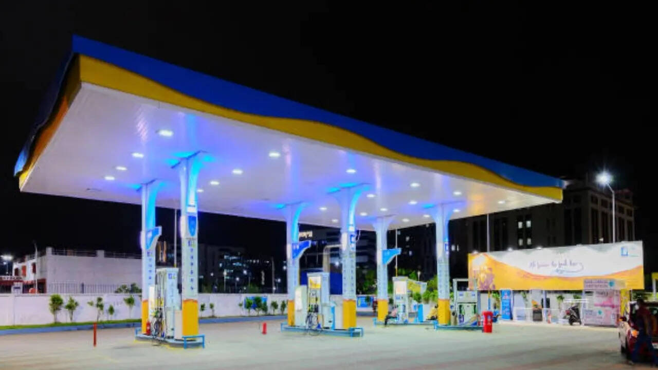 पेट्रोल भरवाते समय सबसे पहले पेट्रोल मशीन की स्क्रीन को जरूर देखें। पेट्रोल भरने से पहले खुद देख लें कि मीटर 000 से शुरू हो रहा है या नहीं। कई बार कर्मचारी पहले से चल रही रीडिंग से ही पेट्रोल भरना शुरू कर देते हैं। बेहतर है कि आप पैसे की जगह लीटर में पेट्रोल भरवाने को कहें ताकि किसी तरह की गड़बड़ी न हो।