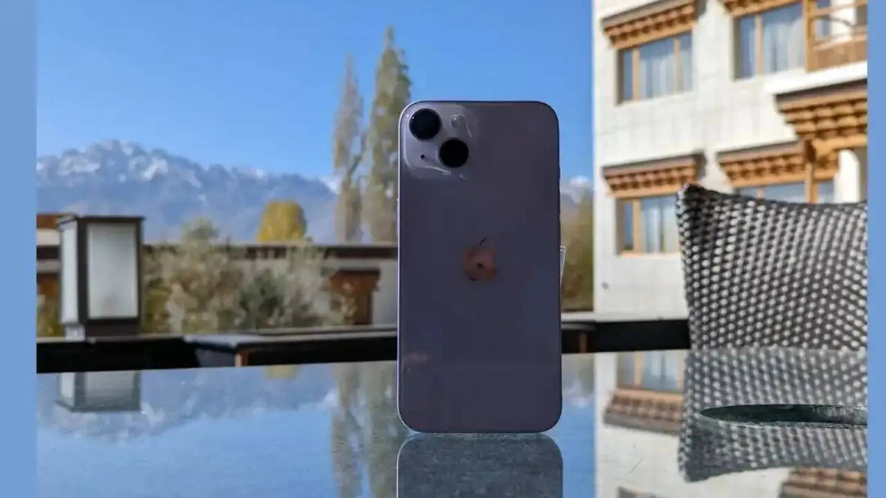 iPhone 14 कुछ साल पुराना डिवाइस जरूर है लेकिन अभी भी यह कई सारे महंगे एंड्रॉयड स्मार्टफोन्स से परफॉर्मेंस कैमरा और दूसरे फीचर्स के मामले में कहीं ज्यादा बेहतर स्मार्टफोन है।