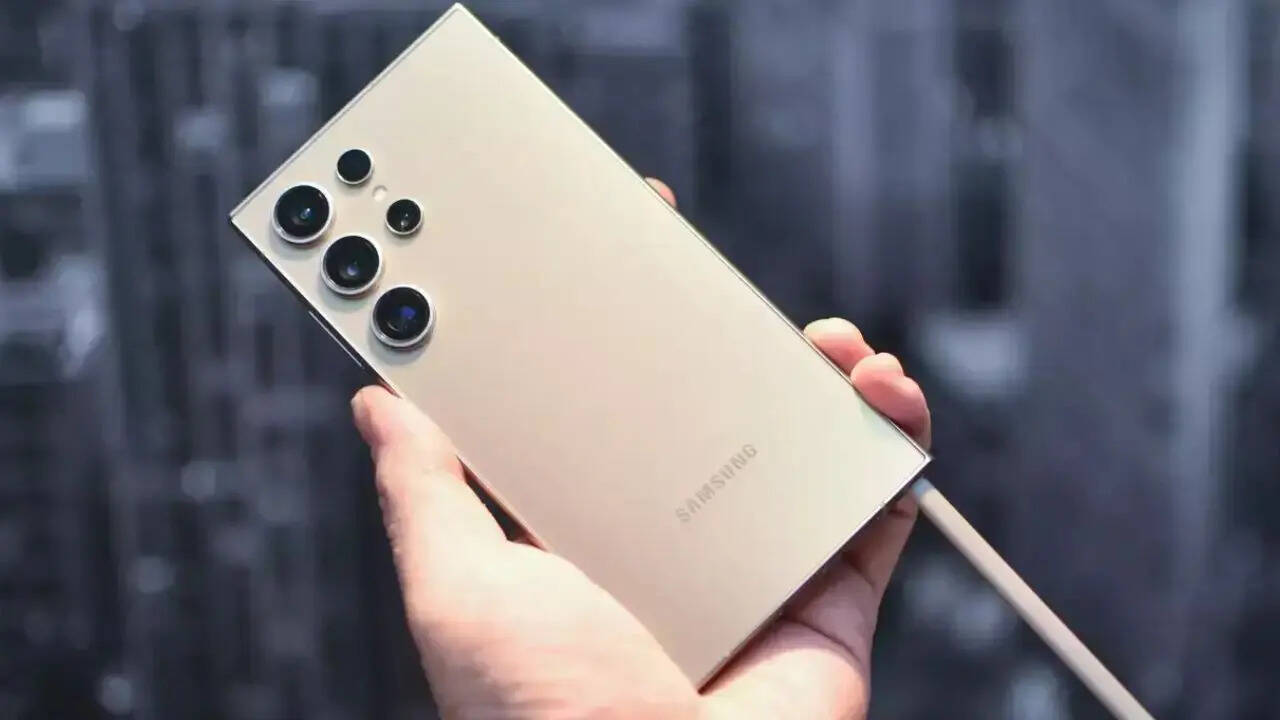 Samsung Galaxy S24 Ultra की औंधे मुंह गिरी कीमत, 200MP कैमरे वाले फोन में हुआ बड़ा Price Cut