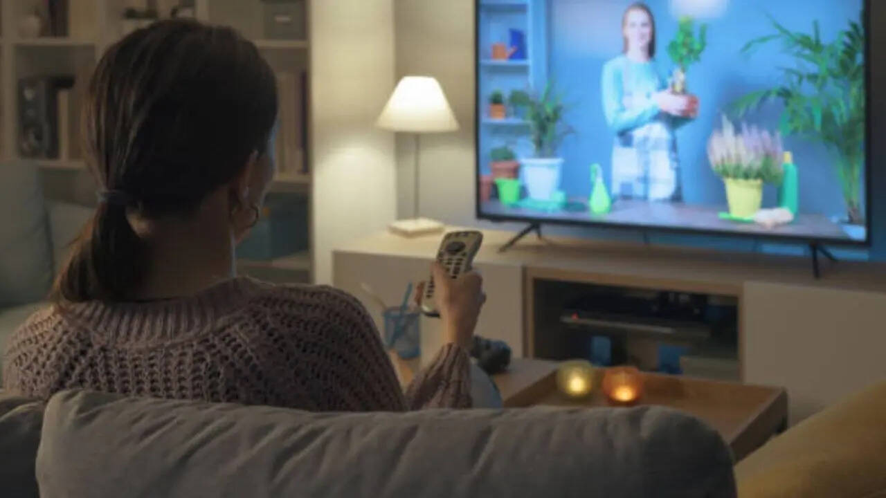 <strong>Motorola 43 inch Smart TV Offer: </strong>अगर आप मोटोरोला की स्मार्ट टीवी खरीदना चाहते हैं तो बता दें कि 43 इंच स्मार्ट टीवी को फ्लिपकार्ट में 41,999 रुपये की कीमत में लिस्ट किया गया है। कंपनी इस स्मार्ट टीवी पर फ्लैट 59% की बड़ी छूट दे रही है जिसके बाद आप इसे सिर्फ 17,099 रुपये में खरीद सकते हैं। इसमें आपको 40W का साउंड आउटपुट मिलता है। 