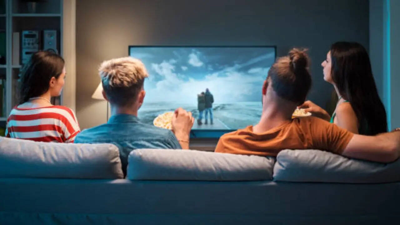 PHILIPS 43 inch Smart TV Offer: फ्लिप्स की तरफ से आने वाली 43 इंच फ्रेमलेस स्मार्ट टीवी को फ्लिपकार्ट पर 31,999 रुपये की कीमत में लिस्ट किया गया है। इसमें आपको बेहद कम बेजल्स मिलते हैं। अभी आप इसे ऑफर में 42% की छूट के साथ खरीदकर घर ले जा सकते हैं। इसमें आपको 8GB की रैम मिलती है।