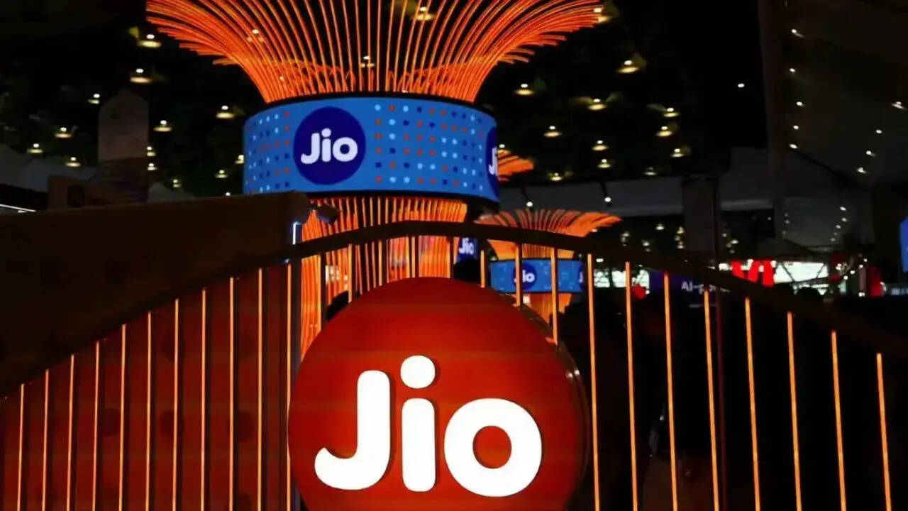 दिल्ली में अगर बेस्ट इंटरनेट डेटा स्पीड की बात करें तो इसमें भी नंबर एक रहा। चाहे वीडियो डाउनलोड करना हो, रील्स देखना हो या फिर ऑनलाइन गेम ही क्यों न खेलना हो। हर एक काम में जियो के नेटवर्क ने बिना किसी रुकावट के काम किया। लेटेंसी के मामले में जियो दूसरे नंबर पर रहा। 