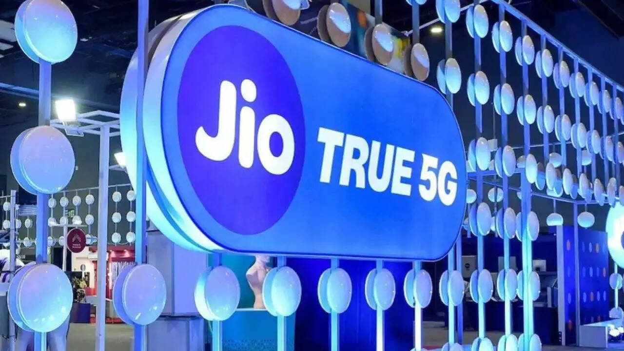​TRAI की लेटेस्ट रिपोर्ट के अनुसार RJIL ने वॉयस और डेटा दोनों ही कैटेगरी में धमाकेदार प्रदर्शन किया है और इस मामले में कंपनी ने दूसरी टेलीकॉम कंपनियों को पूरी तरह से पीछे छोड़ दिया है। 