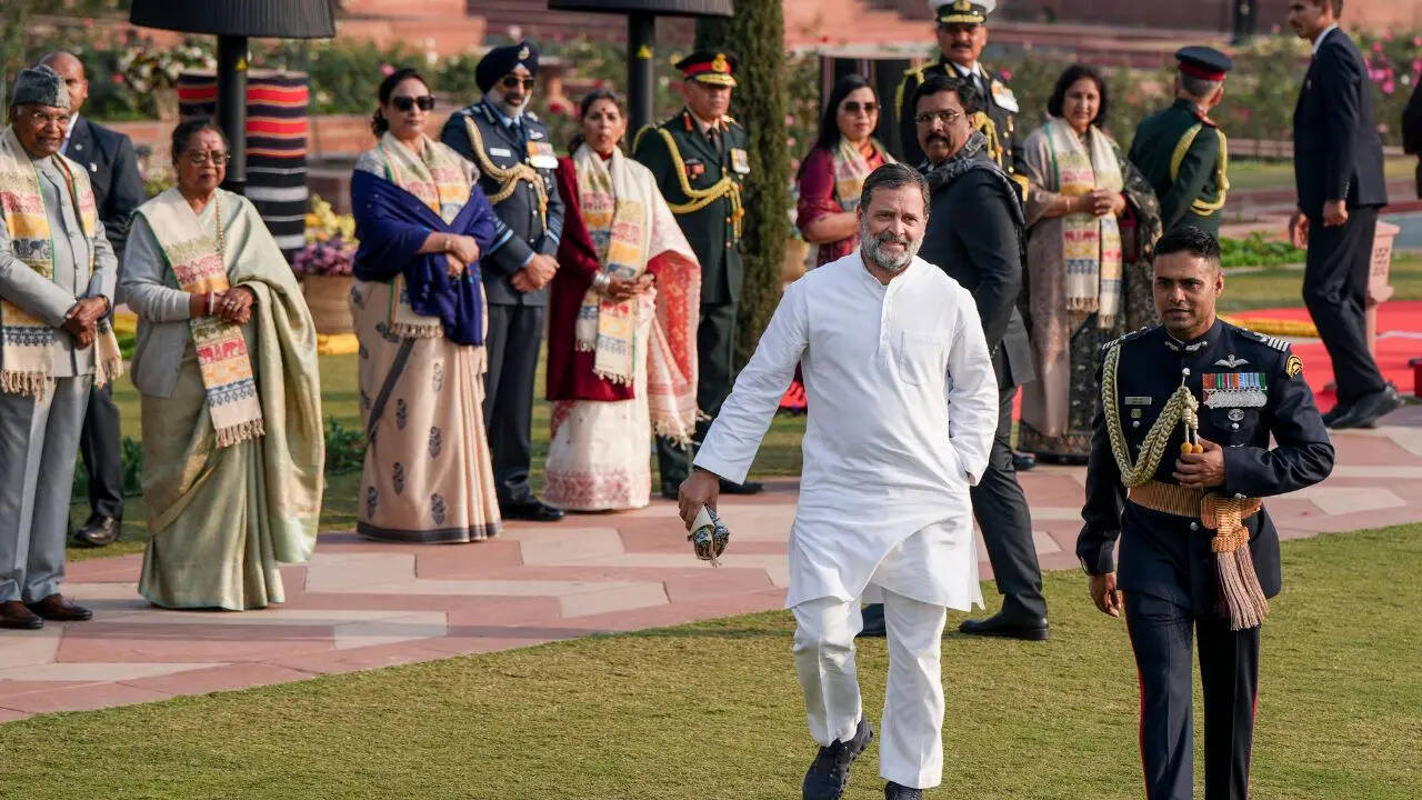 राहुल गांधी सफेद कुर्ता-पायजामा में