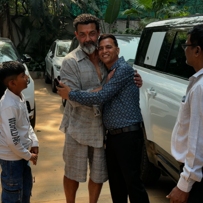 Bobby Deol ने फैंस को लगाया गले