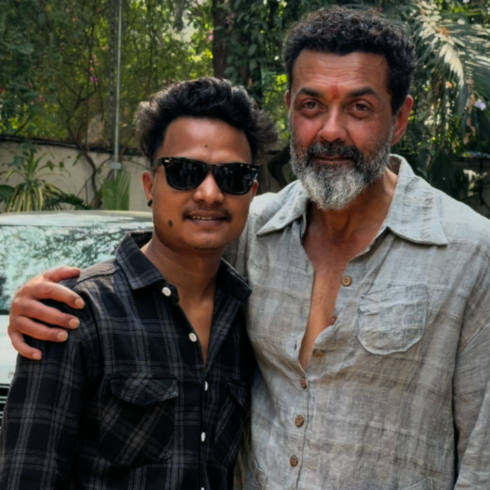 Bobby Deol के घर पहुंचे फैंस