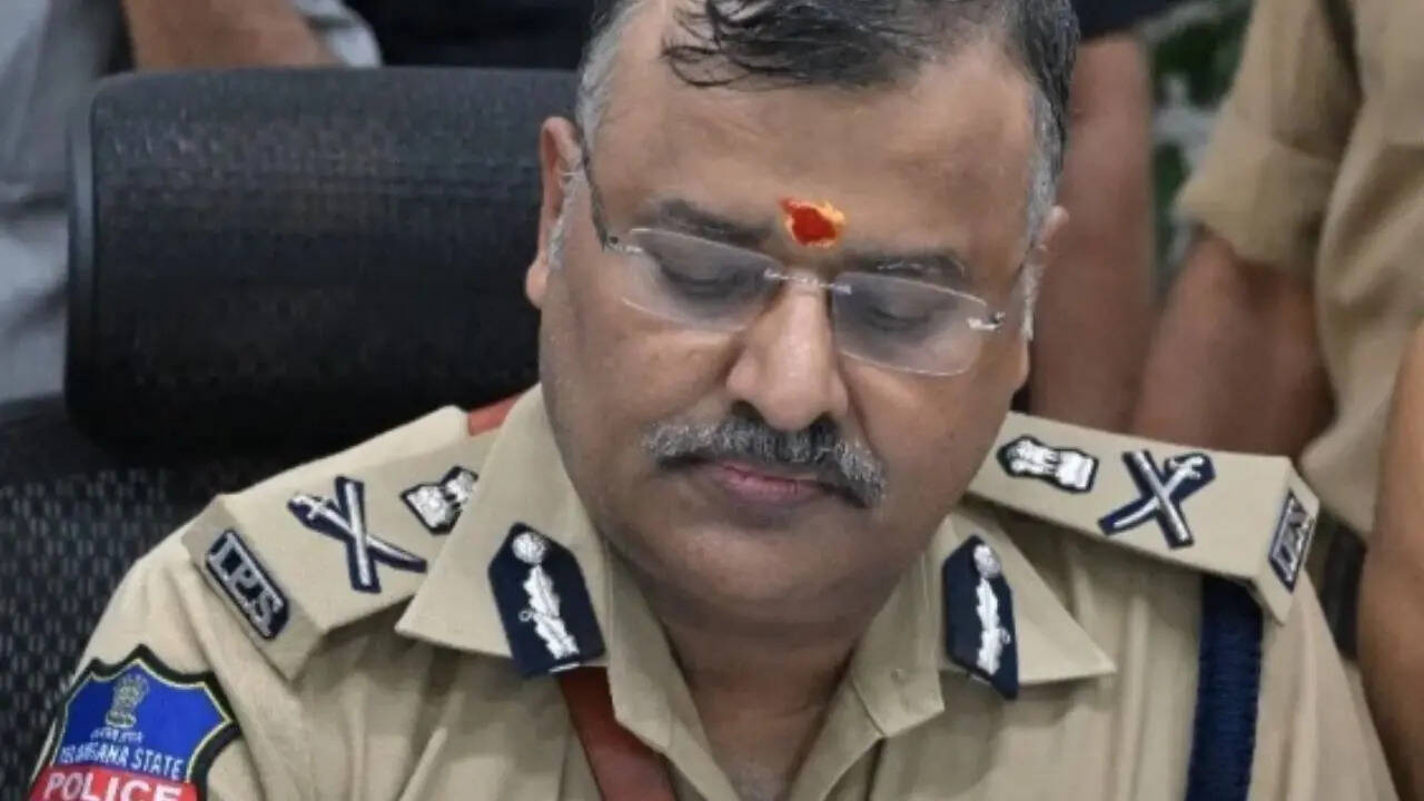 राज्य पुलिस की खाकी वर्दी